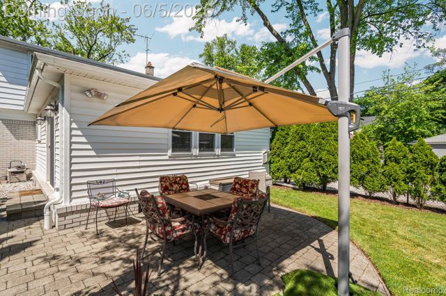 10065 Hart Avenue, Huntington Woods, MI 48070