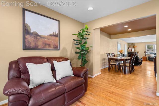 10065 Hart Avenue, Huntington Woods, MI 48070