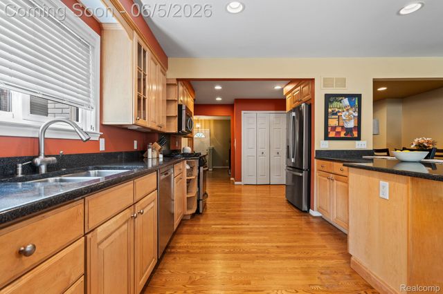 10065 Hart Avenue, Huntington Woods, MI 48070