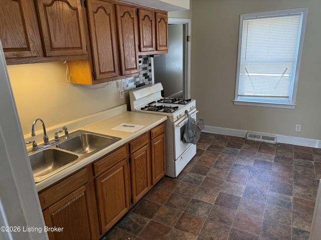 1721 Model Rd, Louisville, KY 40216