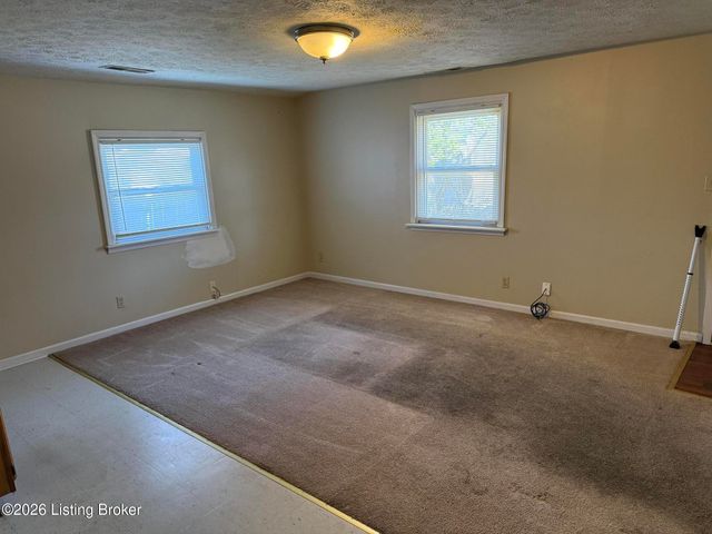 1721 Model Rd, Louisville, KY 40216