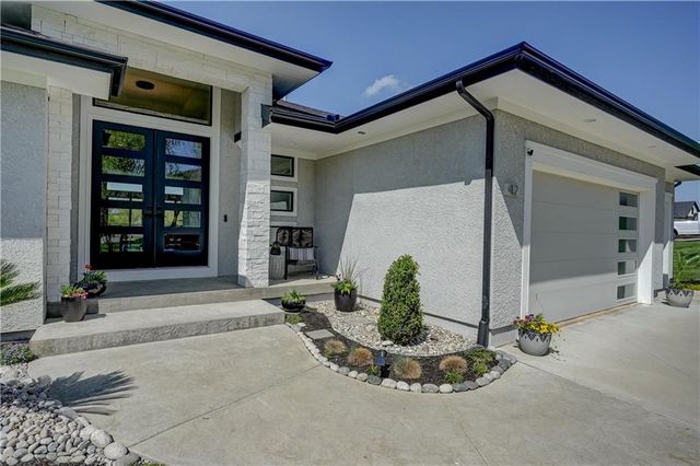 42 Bison Falls Circle, Lake Winnebago, MO 64034