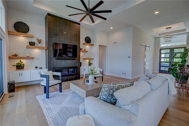 42 Bison Falls Circle, Lake Winnebago, MO 64034