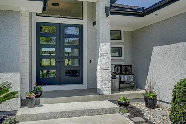 42 Bison Falls Circle, Lake Winnebago, MO 64034