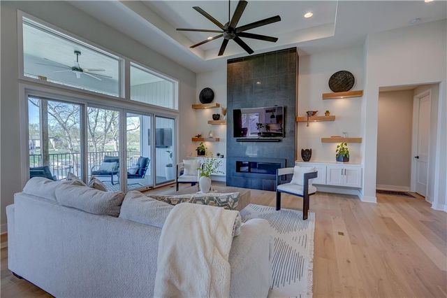 42 Bison Falls Circle, Lake Winnebago, MO 64034