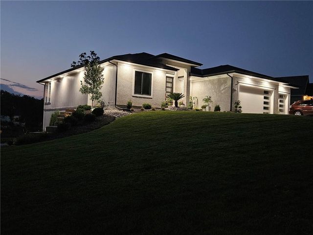 42 Bison Falls Circle, Lake Winnebago, MO 64034
