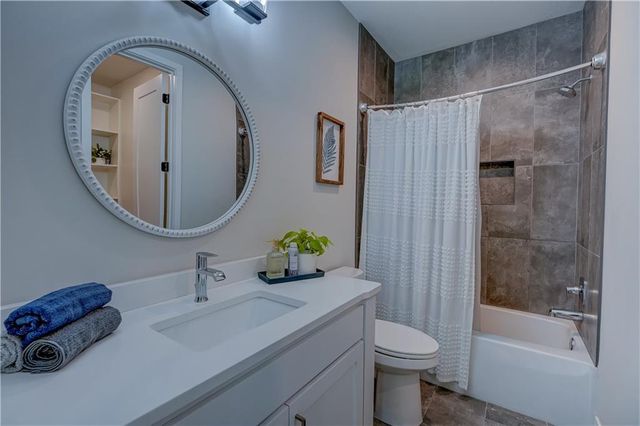 42 Bison Falls Circle, Lake Winnebago, MO 64034