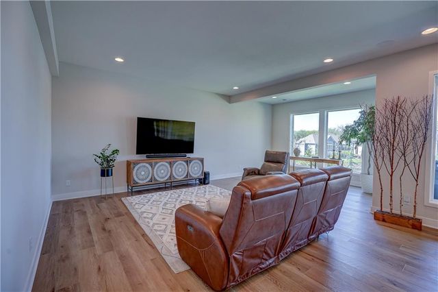 42 Bison Falls Circle, Lake Winnebago, MO 64034