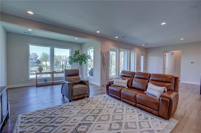 42 Bison Falls Circle, Lake Winnebago, MO 64034