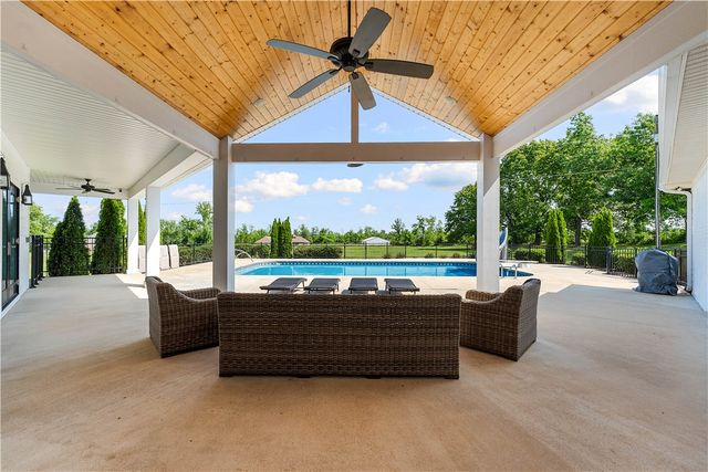 3203 W Quapaw Road, Rogers, AR 72758