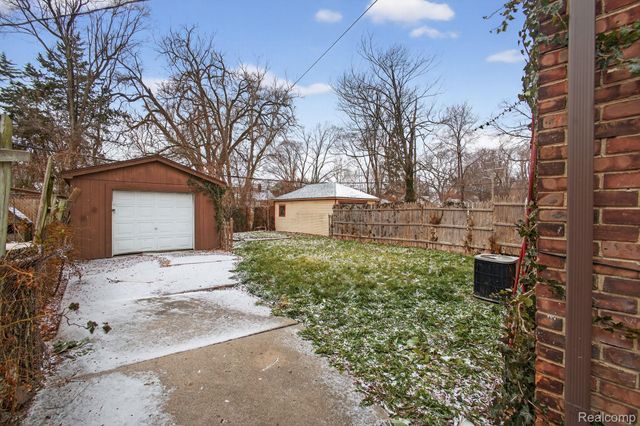 9495 Lakepointe Street, Detroit, MI 48224