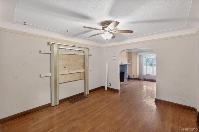 9495 Lakepointe Street, Detroit, MI 48224