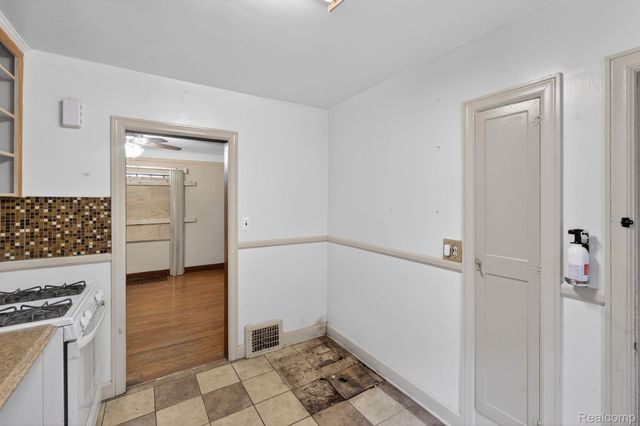 9495 Lakepointe Street, Detroit, MI 48224