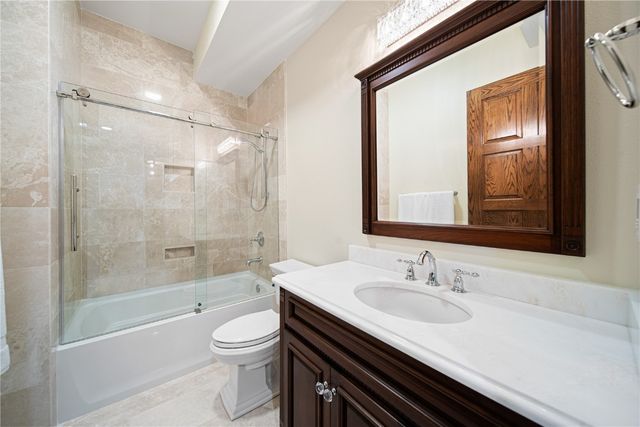 2310 NE Lakeridge Place, North Liberty, IA 52317