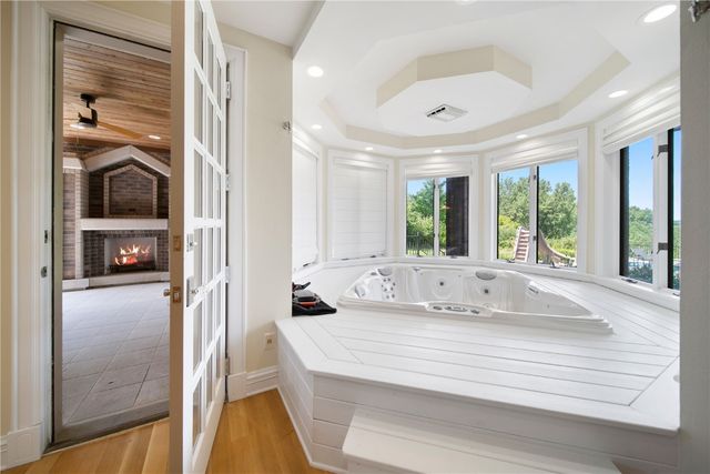 2310 NE Lakeridge Place, North Liberty, IA 52317