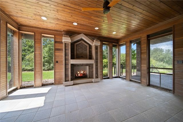 2310 NE Lakeridge Place, North Liberty, IA 52317