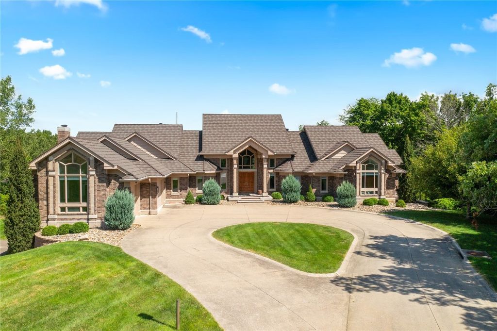 2310 NE Lakeridge Place, North Liberty, IA 52317