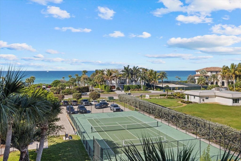 Image 37 of property listing at 3240 GULF OF MEXICO DRIVE B402, Longboat Key, FL 34228