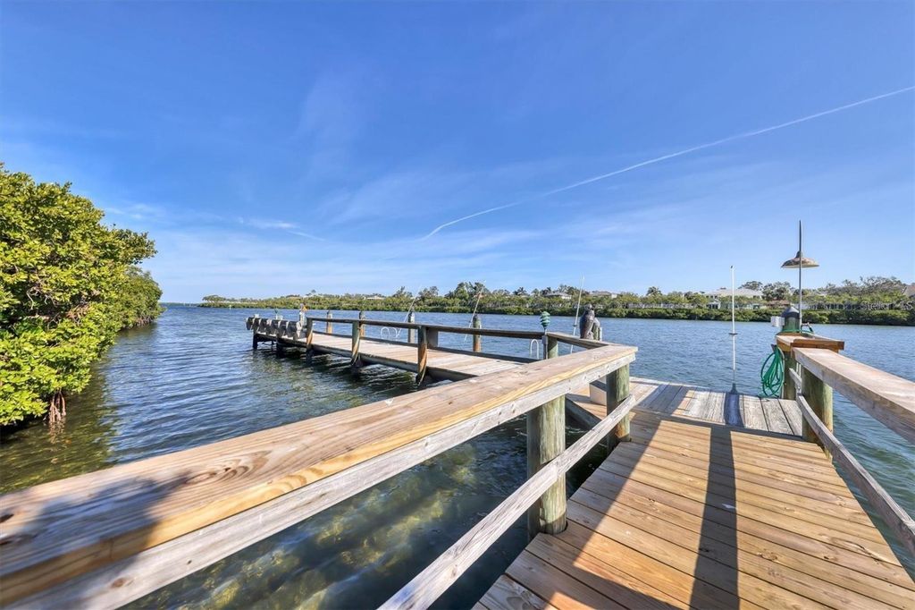 Image 38 of property listing at 3240 GULF OF MEXICO DRIVE B402, Longboat Key, FL 34228