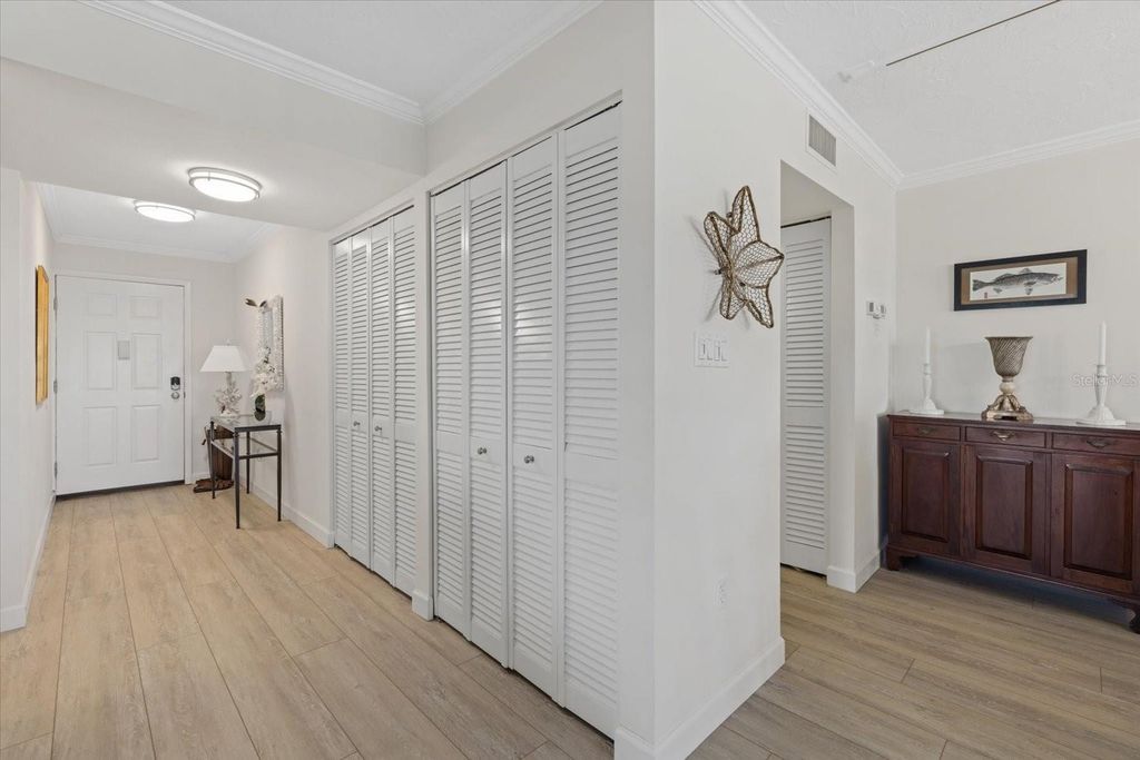 Image 7 of property listing at 3240 GULF OF MEXICO DRIVE B402, Longboat Key, FL 34228