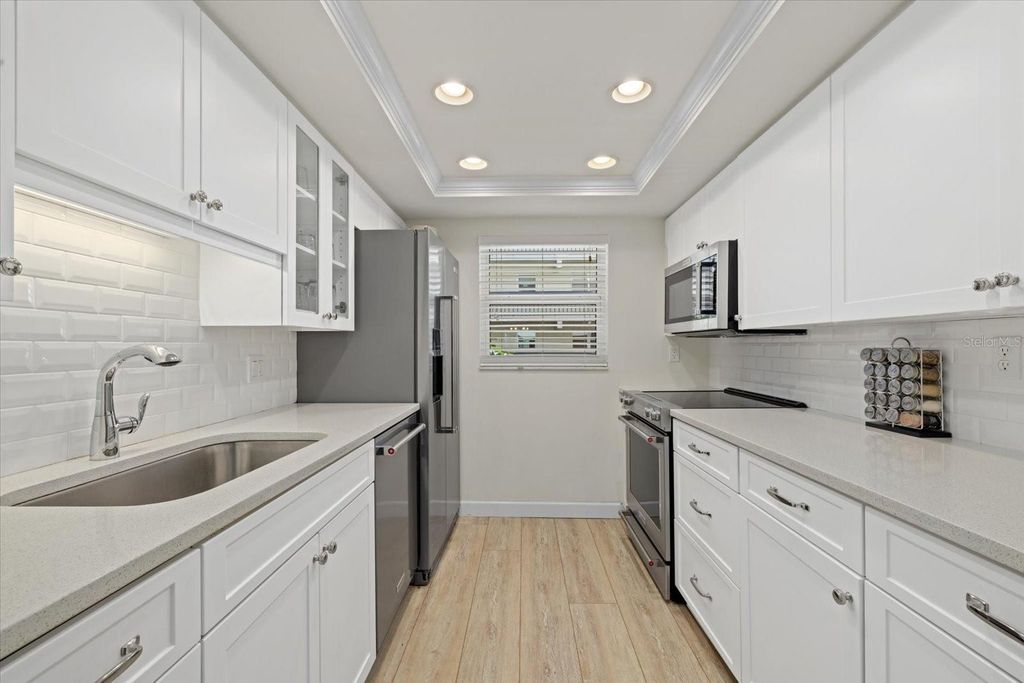 Image 8 of property listing at 3240 GULF OF MEXICO DRIVE B402, Longboat Key, FL 34228