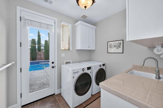 1802 N Kaweah Avenue, Clovis, CA 93619
