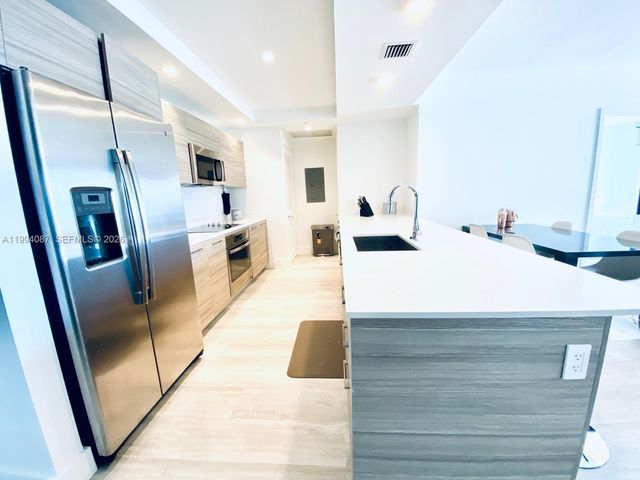 121 NE 34th St 807, Miami, FL 33137