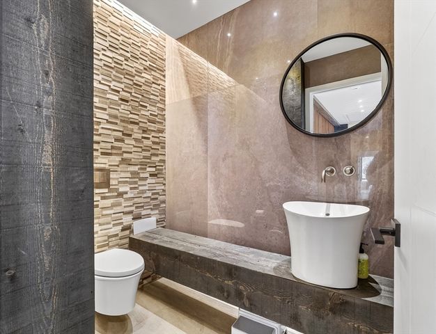 719 Wellesley St, Weston, MA 02493