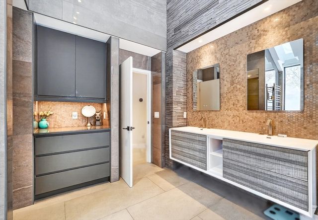 719 Wellesley St, Weston, MA 02493