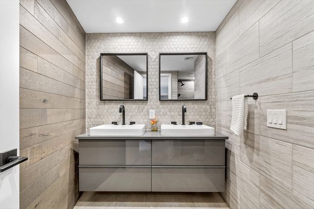 719 Wellesley St, Weston, MA 02493