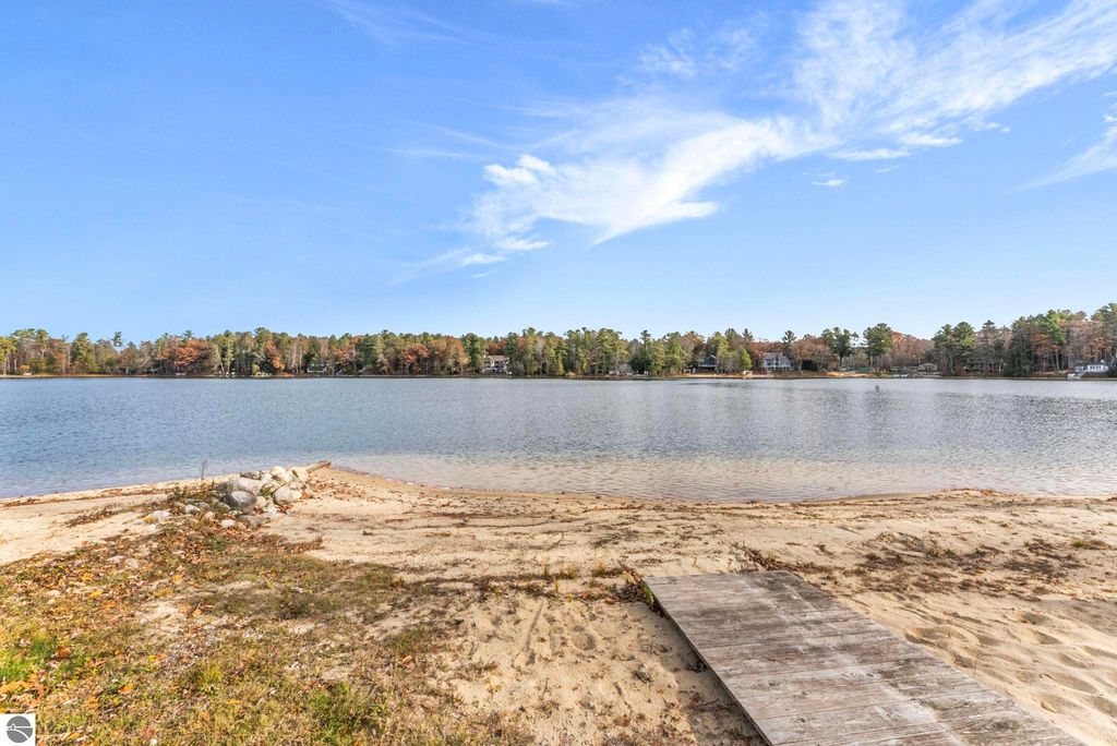 Image 5 of property listing at 7819 Hillside Drive, Traverse City, MI 49685