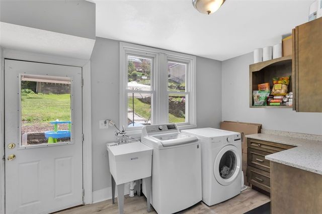 27 Danvers Ave, Ingram, PA 15205