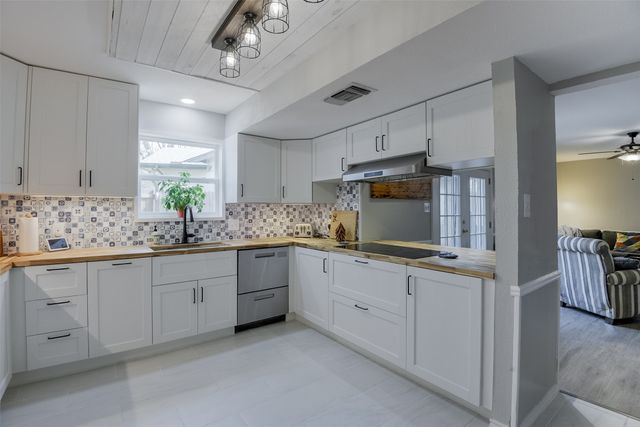 2205 Prestonwood Drive, Arlington, TX 76012