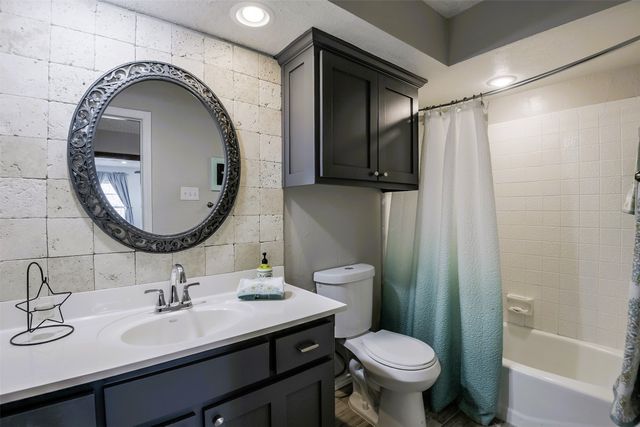 2205 Prestonwood Drive, Arlington, TX 76012