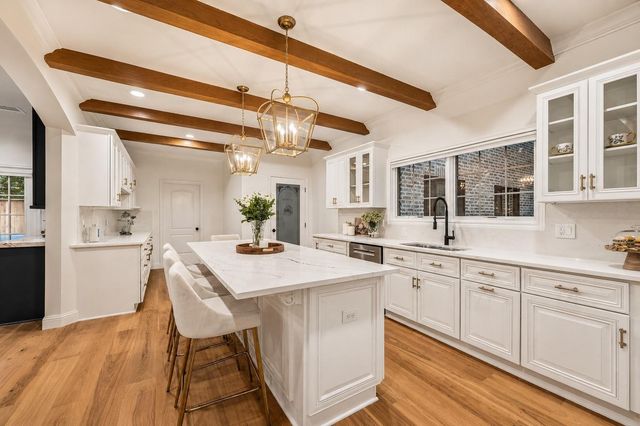 11407 Holidan Way, Hedwig Village, TX 77024