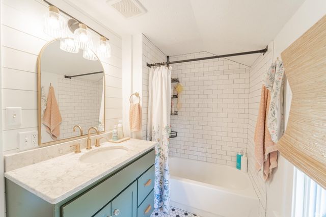 207 E John Street, Nappanee, IN 46550