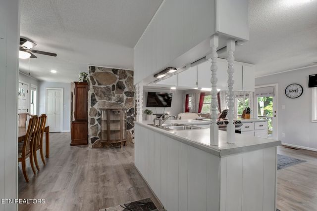 2163 Sugar Grove Valley Rd, Harriman, TN 37748