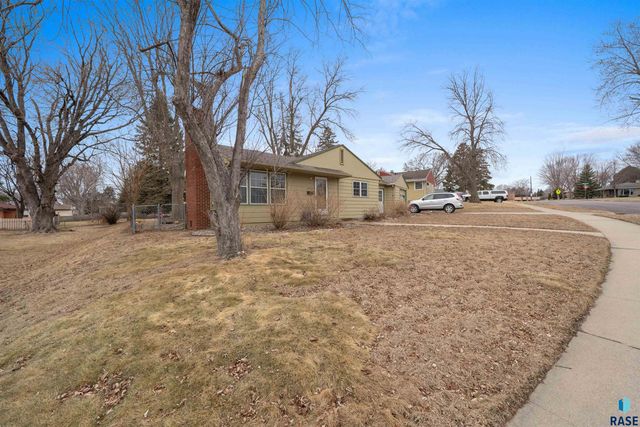 1909 S Cardinal Dr Drive, Sioux Falls, SD 57105