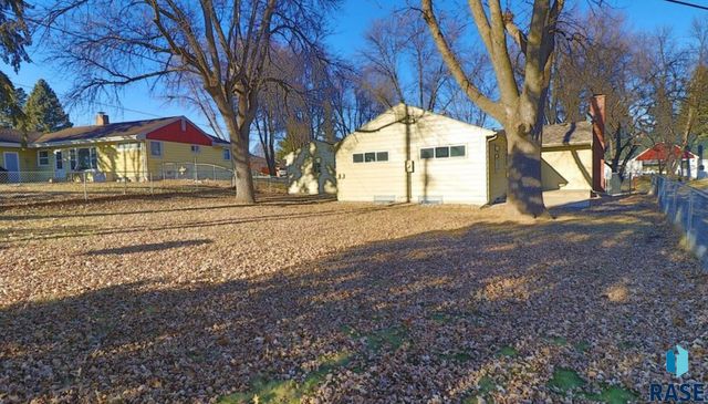 1909 S Cardinal Dr Drive, Sioux Falls, SD 57105