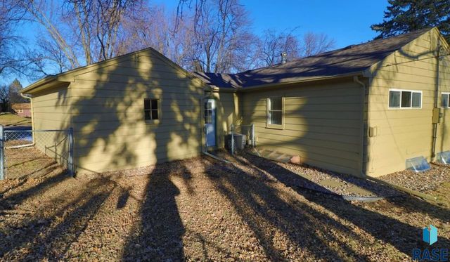 1909 S Cardinal Dr Drive, Sioux Falls, SD 57105