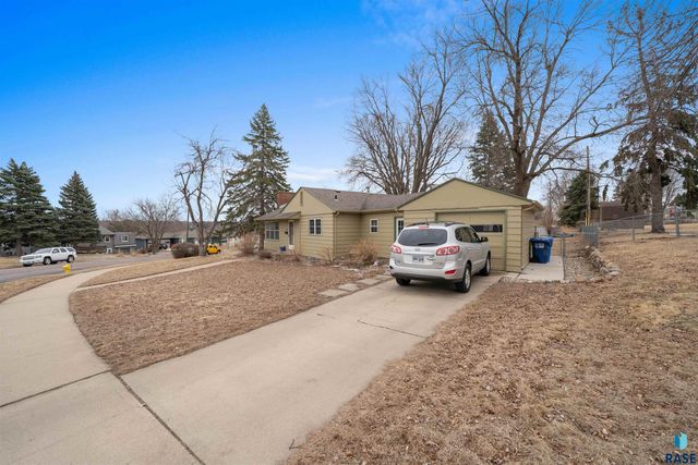 1909 S Cardinal Dr Drive, Sioux Falls, SD 57105