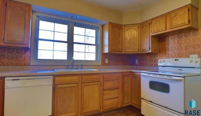 1909 S Cardinal Dr Drive, Sioux Falls, SD 57105