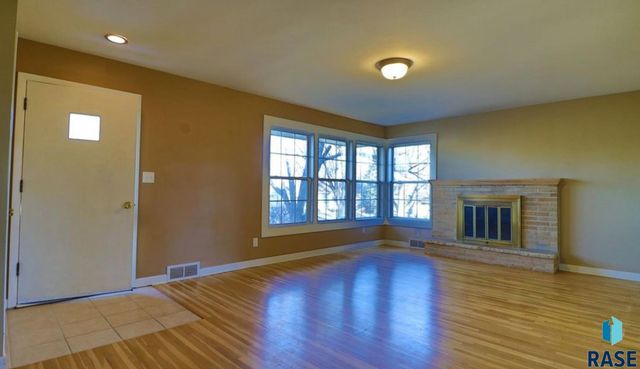 1909 S Cardinal Dr Drive, Sioux Falls, SD 57105