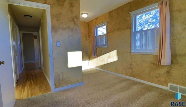 1909 S Cardinal Dr Drive, Sioux Falls, SD 57105