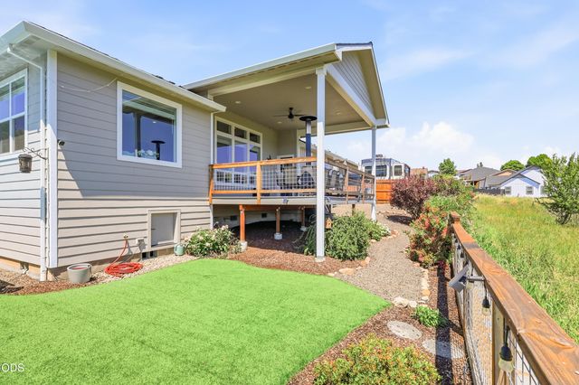 37 Terra Linda Court, Eagle Point, OR 97524