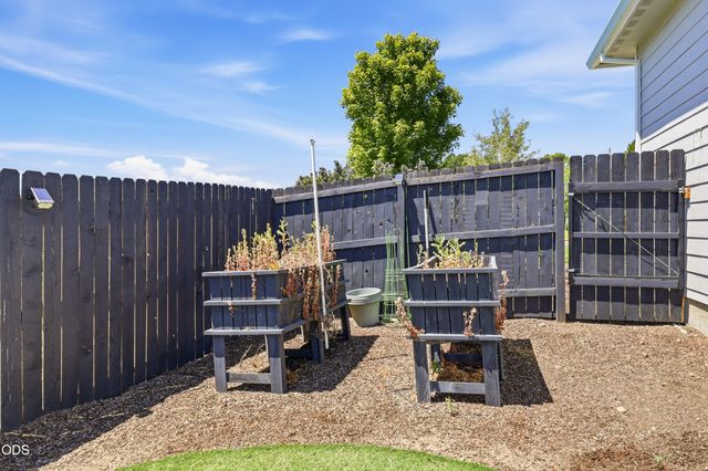 37 Terra Linda Court, Eagle Point, OR 97524