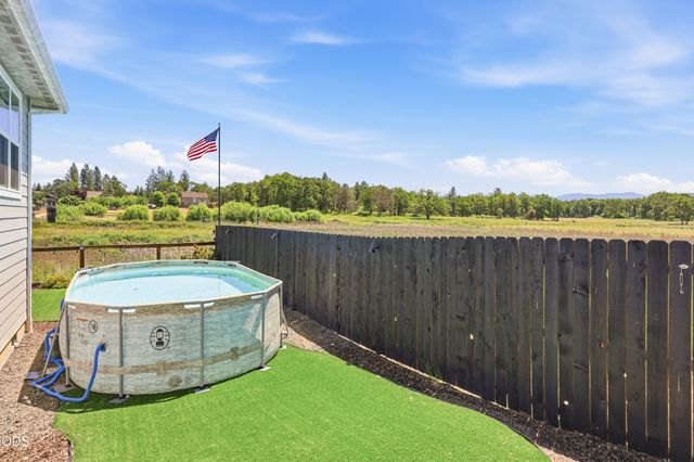 37 Terra Linda Court, Eagle Point, OR 97524