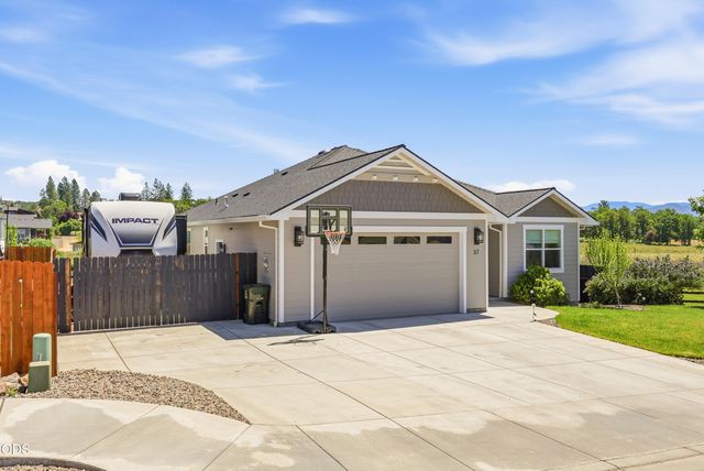 37 Terra Linda Court, Eagle Point, OR 97524