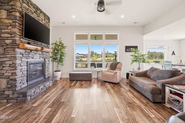 37 Terra Linda Court, Eagle Point, OR 97524