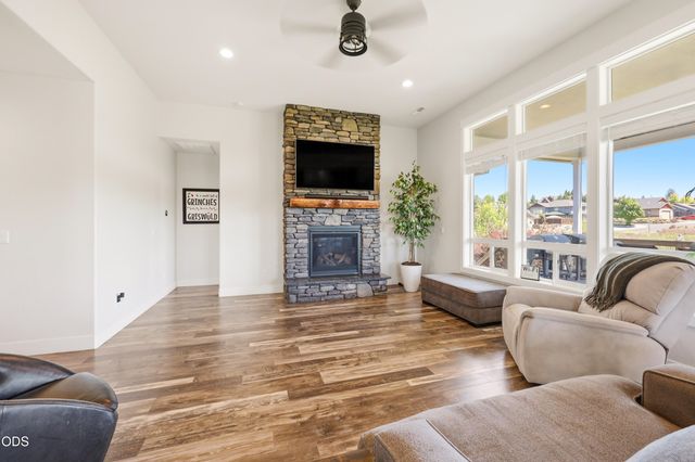 37 Terra Linda Court, Eagle Point, OR 97524